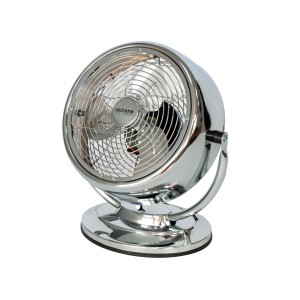 Chromowany wentylator stołowy t.b.t. dla przyjemnego powiewu w pomieszczeniu.