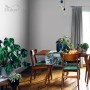 Pokój dzienny z szarą farbą do ścian (t.b.t.) i drewnianym stołem z dekoracją.