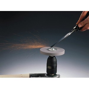 Trzpień LUX 10 mm M8 ze ściernicą w użyciu, iskry.