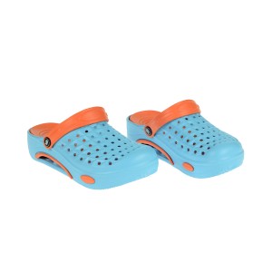 Jasnoniebieskie buty ogrodowe z pomarańczowymi detalami. Wygodne chodaki do prac w ogrodzie.