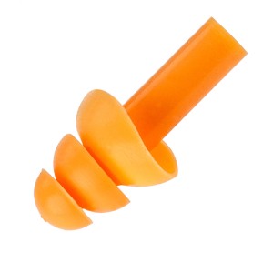 Pomarańczowe zatyczki do uszu t.b.t. pokrojone w plasterki.