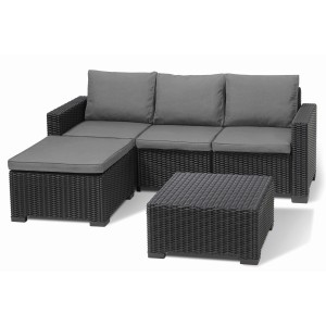 Szary zestaw mebli ogrodowych t.b.t. z sofą rattanową, stołkiem i stołem.