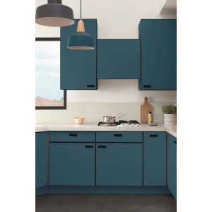 Kolory do kuchni: Niebieskie szafki kuchenne z czarnymi uchwytami i jasny blat.