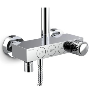 Chromowana kolumna prysznicowa t.b.t. z regulatorem i wężem prysznicowym.