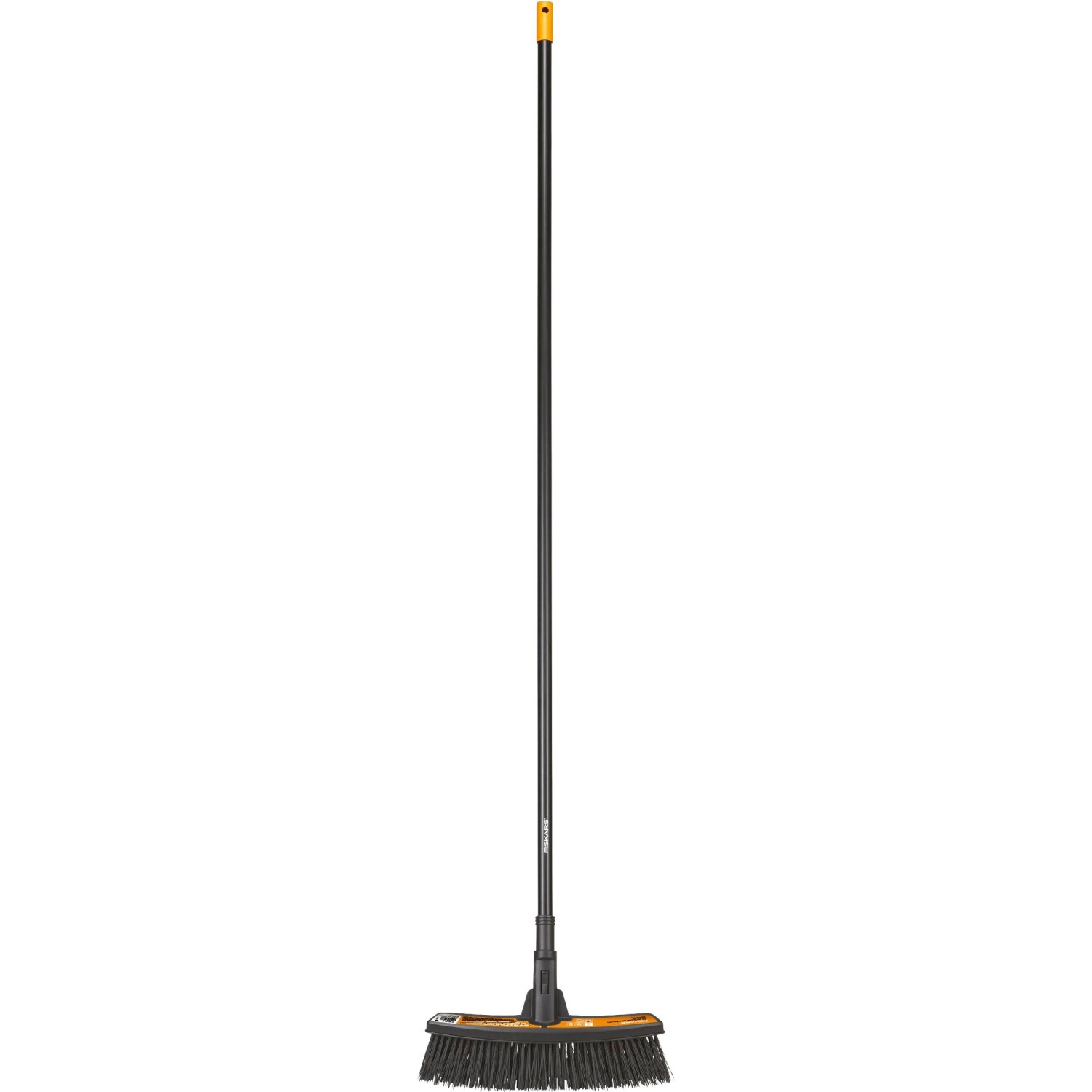 Fiskars Solid M uniwersalna miotła z włosiem PowerClean do chodników i tarasów.