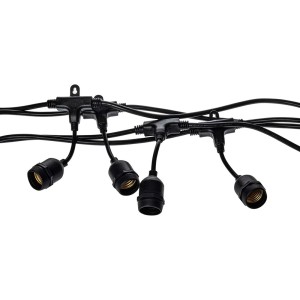 Czarny łańcuch świetlny t.b.t. na zewnątrz, oprawki bez żarówek.