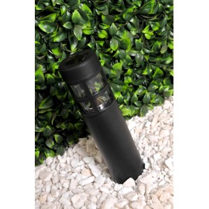Czarna lampa solarna t.b.t. do oświetlania ścieżek ogrodowych, otoczona białymi kamieniami i zielonymi liśćmi.