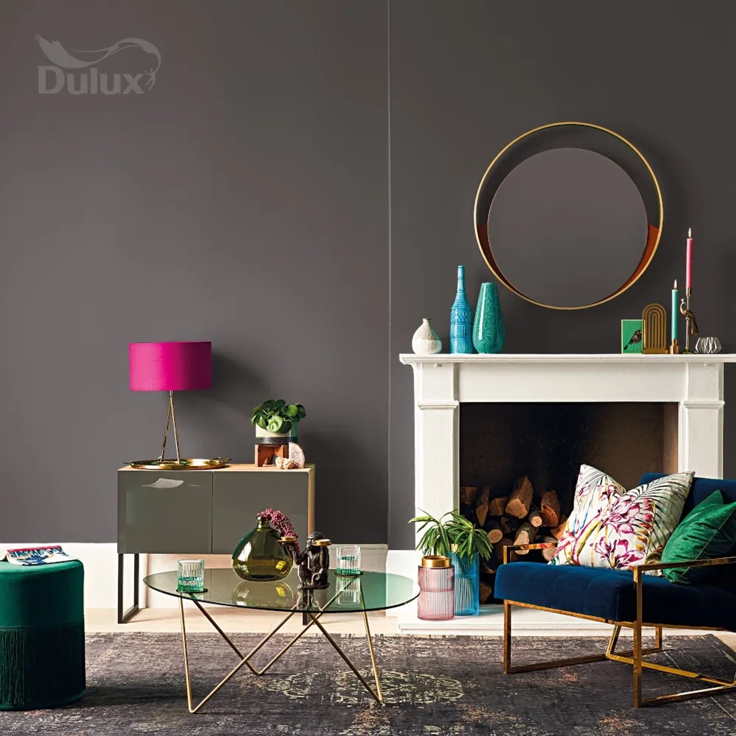 Salon z szarą farbą ścienną (t.b.t.) firmy Dulux, kominkiem i meblami.