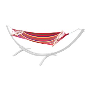 Pasiasty hamak z białą drewnianą ramą.