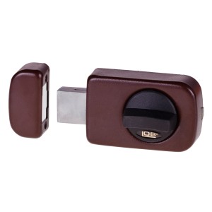 Brązowy zamek do drzwi z czarnym pokrętłem do drzwi wewnętrznych.