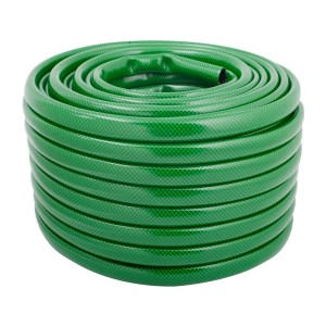 Zwinięty zielony wąż ogrodowy z kategorii Węże ogrodowe.