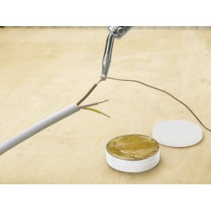 Lutowanie z pastą lutowniczą LUX 20g: Zb блиżenie lutu, kabla i lutownicy.