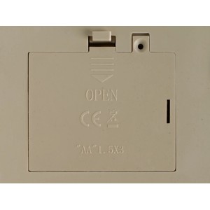 Komora baterii figurki OBI wioski świątecznej na 3 baterie AA. Z napisem "OPEN" i znakiem CE. Plastik.