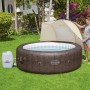 Zadaszenie przeciwsłoneczne Bestway LAY-Z-SPA z jacuzzi w ogrodzie.