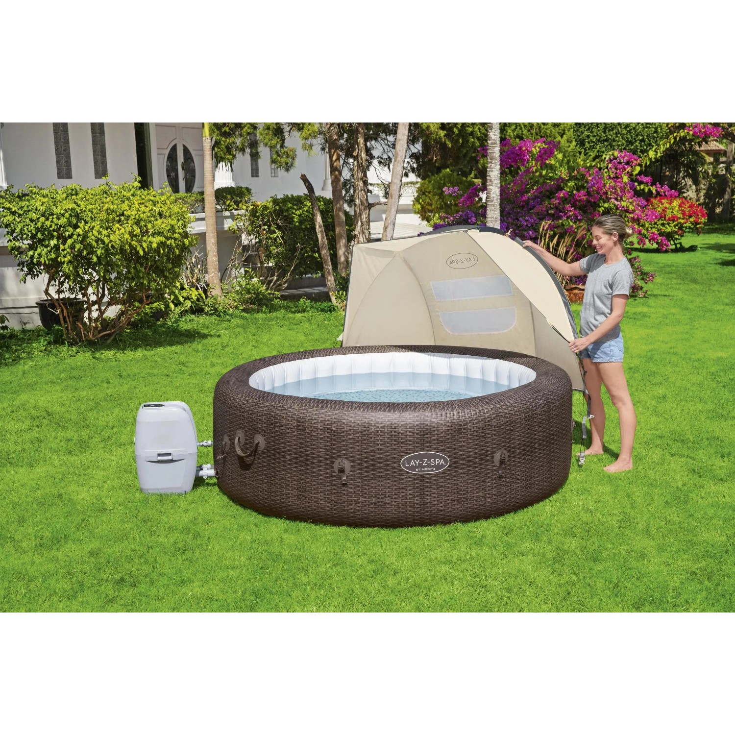 Zadaszenie przeciwsłoneczne Bestway LAY-Z-SPA z jacuzzi w ogrodzie.