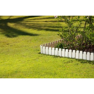 Białe plastikowe obrzeże rabaty w ogrodzie, kategoria: Obrzeża trawnikowe i palisady.