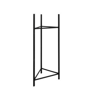 Minimalistyczny, czarny metalowy stojak na kwiaty.