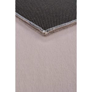 Zbliżenie beżowego dywanu t.b.t. z długim włosiem i antypoślizgowym spodem.