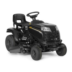 Czarny traktor t.b.t. z przodu.