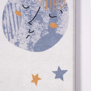 Dywan z krótkim włosiem z motywem księżyca i gwiazd.