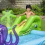 Wodny plac zabaw Bestway Aquarium ze zjeżdżalnią i morskimi stworzeniami, dziecko bawiące się w wodzie.