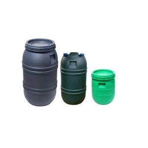 Trzy różnokolorowe plastikowe beczki na deszczówkę t.b.t. w różnych rozmiarach.