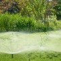 Zraszacz wynurzalny Gardena SD30 w akcji: Automatyczne nawadnianie trawnika w ogrodzie.