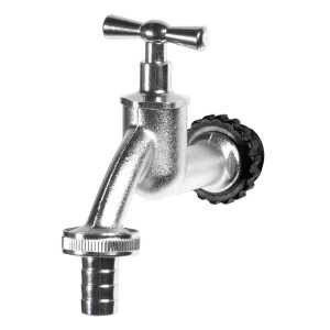 Srebrny kran do beczek na deszczówkę jako akcesorium do zbiorników naziemnych.