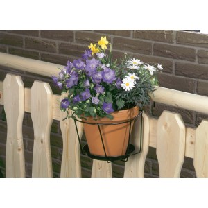 Zielony hak na doniczkę Ø 18 cm z zasadzoną doniczką na drewnianym płocie.