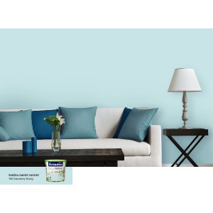 Pokój dzienny z jasnoniebieską farbą do ścian i puszką farby. Kolorowe farby do ścian.