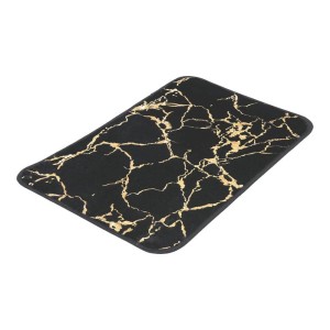 Prostokątny czarny dywanik łazienkowy ze złotym wzorem marmuru.