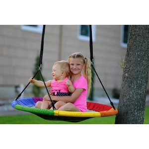 Dwoje dzieci siedzi na kolorowej huśtawce t.b.t. w ogrodzie.