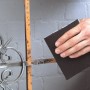 Szlifowanie metalu papierem ściernym LUX K40. Prace szlifierskie na metalowej kratce.