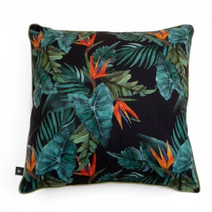 Dekoracyjna poduszka t.b.t. z tropikalnym wzorem liści i kwiatów.