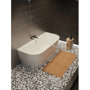 Wolnostojąca wanna w nowoczesnej łazience z podłogą z kamyków i drewnianą matą.