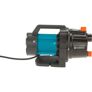Gardena Pompa ogrodowa 3700/4 Basic: Czarna pompa z niebieskim blokiem silnika i uchwytem.