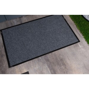 Szara wycieraczka z czarnym obramowaniem. Mata do zbierania brudu do użytku wewnątrz i na zewnątrz.