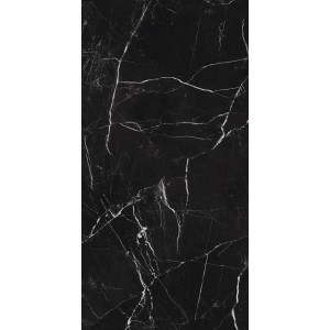 Czarna płytka podłogowa z efektem marmuru.