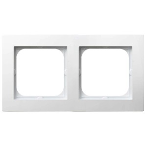 Biała podwójna ramka do włączników i gniazdek.