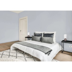 Dekoracyjna lampa stołowa na stoliku nocnym w sypialni.