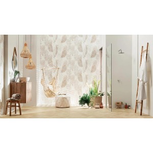 Łazienka z dekorami i jasnymi kolorami, wiszące krzesło i drewniana drabina.