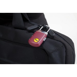 Czerwona kłódka szyfrowa Yale YYP3 z aluminium na czarnej torbie.