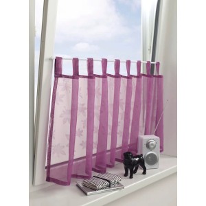 Gardinia płaski owalny biały karnisz z fioletową firanką w oknie.