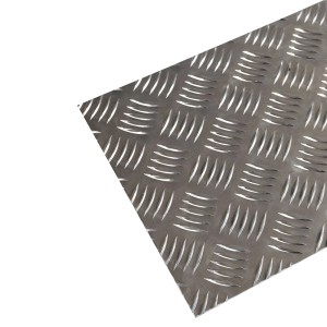 Srebrne blachy t.b.t. z wzorem blachy ryflowanej.