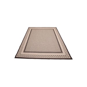 Prostokątny dywan z krótkim włosiem w brązowo-beżową szachownicę i plecionym obramowaniem.