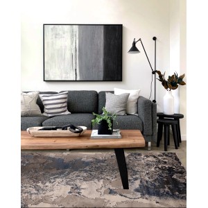 Wzorzysty dywan t.b.t. w salonie. Dywan z krótkim włosiem w kolorze beżowym i niebieskim.