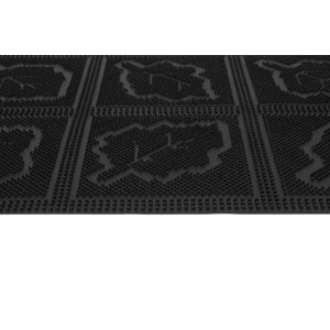 Czarna wycieraczka t.b.t. z wypustkami i wzorem.