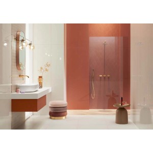 Nowoczesna łazienka z białymi i terakotowymi płytkami ściennymi t.b.t.