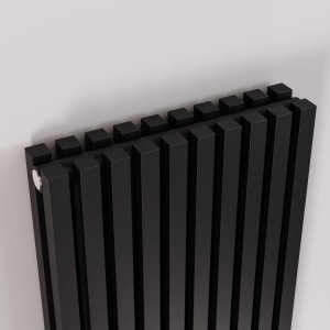 Czarny grzejnik t.b.t. z pionowymi żebrami. Nowoczesny design do wnętrz.