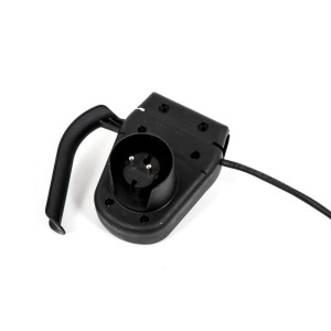 Czarna wtyczka t.b.t. do akcesoriów do kosiarek.